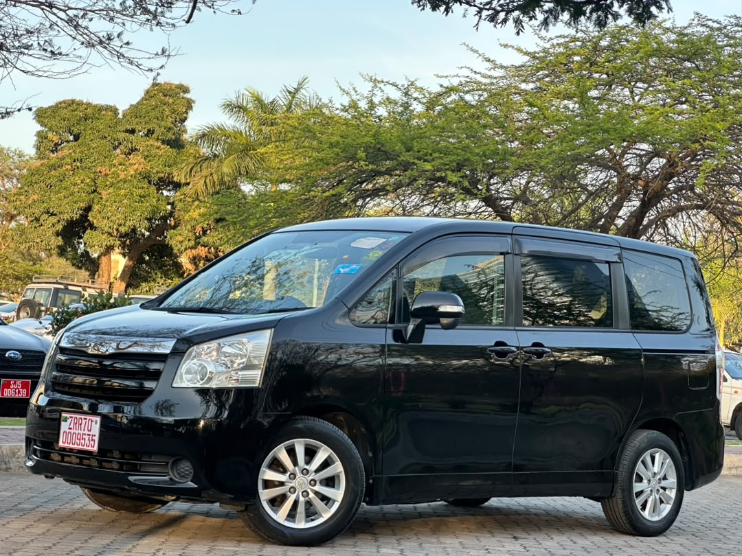 TOYOTA NOAH NEW MODEL X thumbnail 3